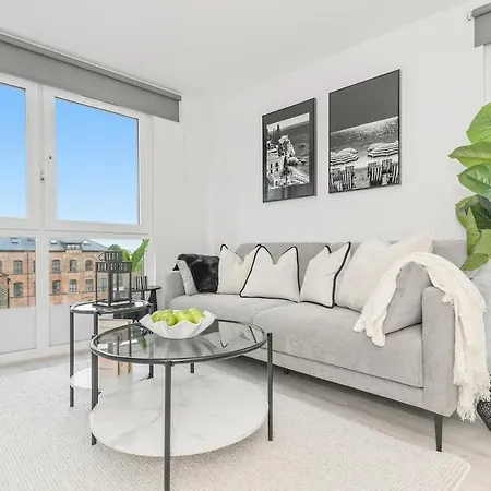 Dock, Stylish 2 Bedroom Apartment, Free Parking, Close To Centre *