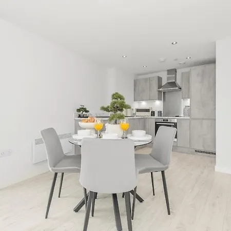 Dock, Stylish 2 Bedroom Apartment, Free Parking, Close To Centre