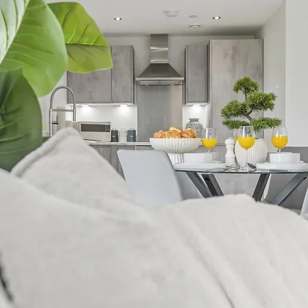 Dock, Stylish 2 Bedroom Apartment, Free Parking, Close To Centre