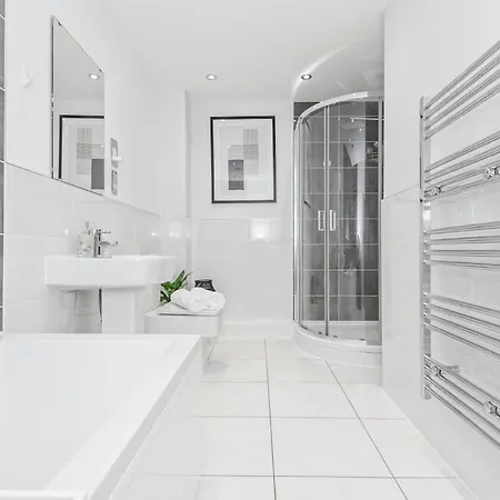 Dock, Stylish 2 Bedroom Apartment, Free Parking, Close To Centre شقة