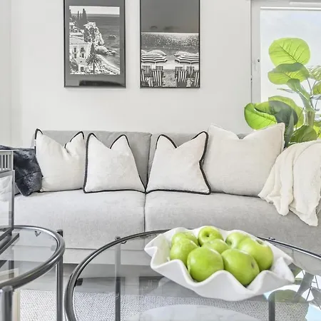 Dock, Stylish 2 Bedroom Apartment, Free Parking, Close To Centre