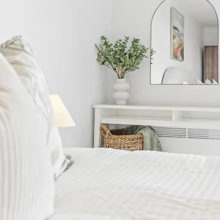Dock, Stylish 2 Bedroom Apartment, Free Parking, Close To Centre شقة