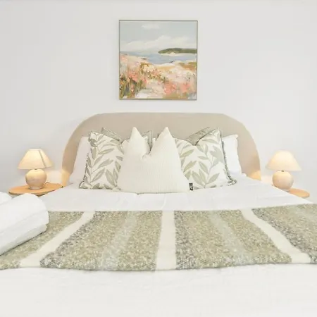 Dock, Stylish 2 Bedroom Apartment, Free Parking, Close To Centre *